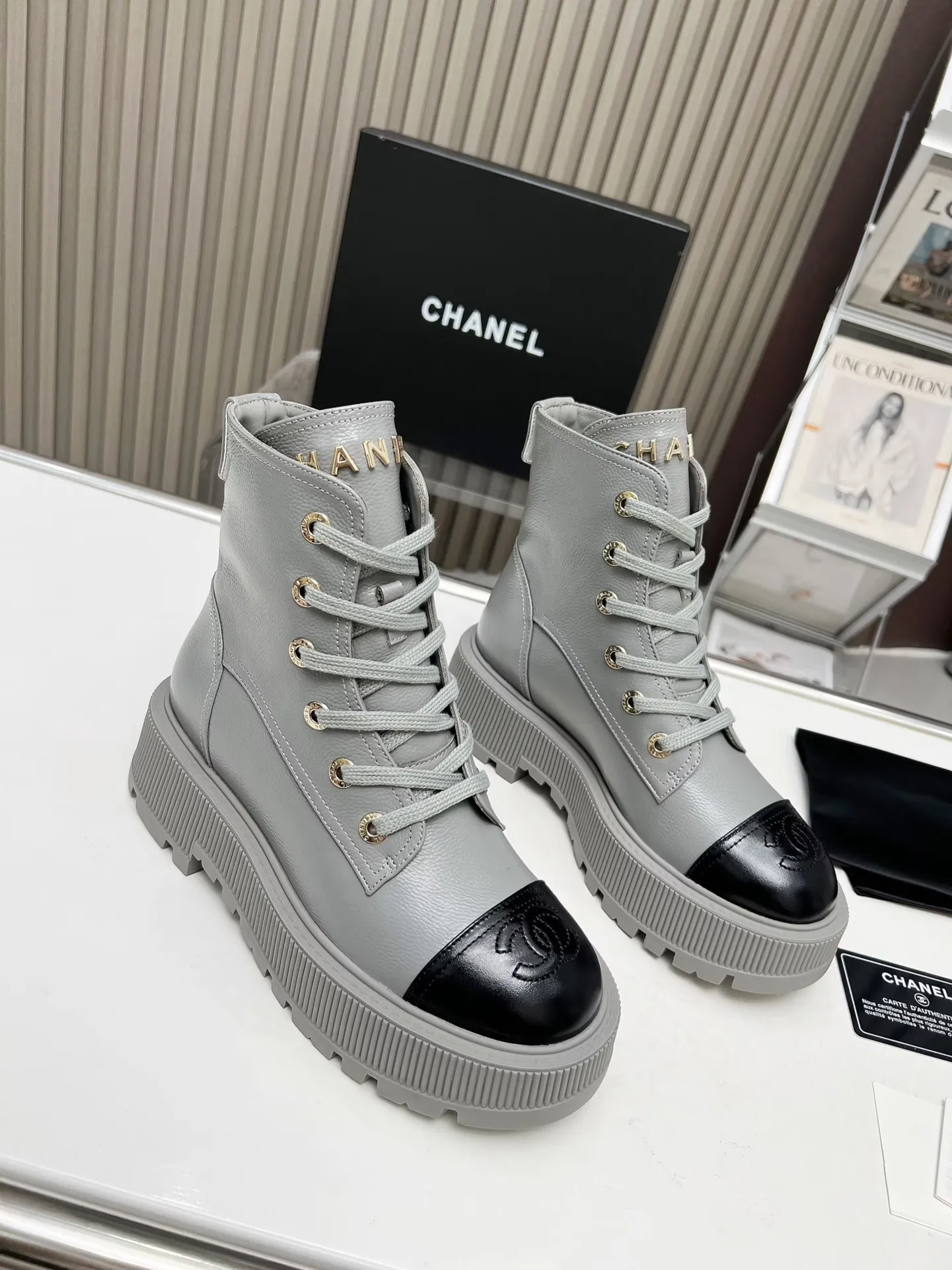 👟👟Ex-factory price 560👟👟 Autumn and winter new Chanel Chanel ankle boots original model opening✅ Strap design is super easy to put on and take off, the toe logo is electro-embroidered. The tongue is also the brand logo. Fabric: cow litchi pattern🐂 Inner/foot pad: cow lining. Use ultra-light rubber non-slip and wear-resistant outsole. Color: black, white, gray. Code number: 34-41 (34, 41) Need to be customized) Packaging: bag card